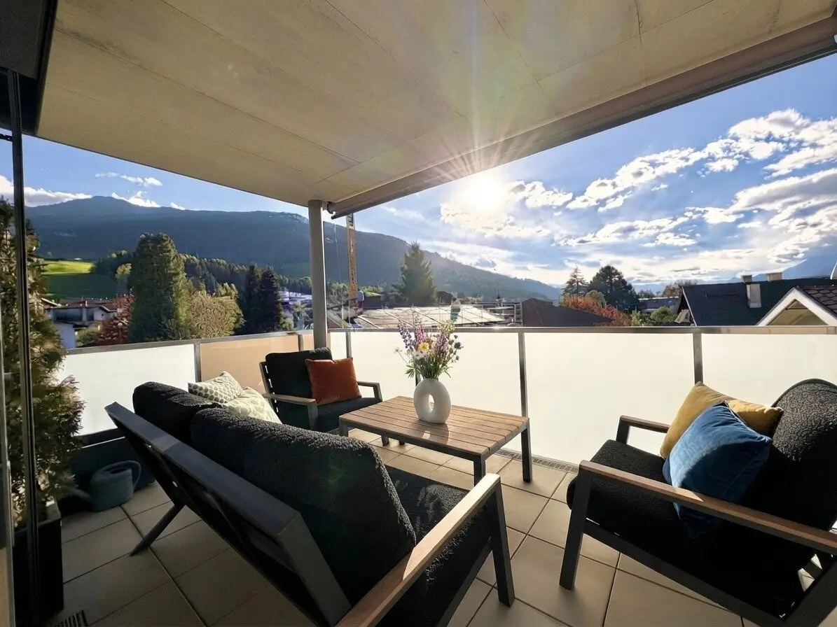 WEER: NEUWERTIGE 3-ZIMMER-WOHNUNG MIT ca.16,91 m² NORD-SÜD-WESTBALKON, HERRLICHEM NATURBLICK, HOHEN RÄUMEN, LIFT BIS ZUR WOHNUNG, KAMINOFEN &amp; MODERNER KÜCHE MIT KOCHINSEL