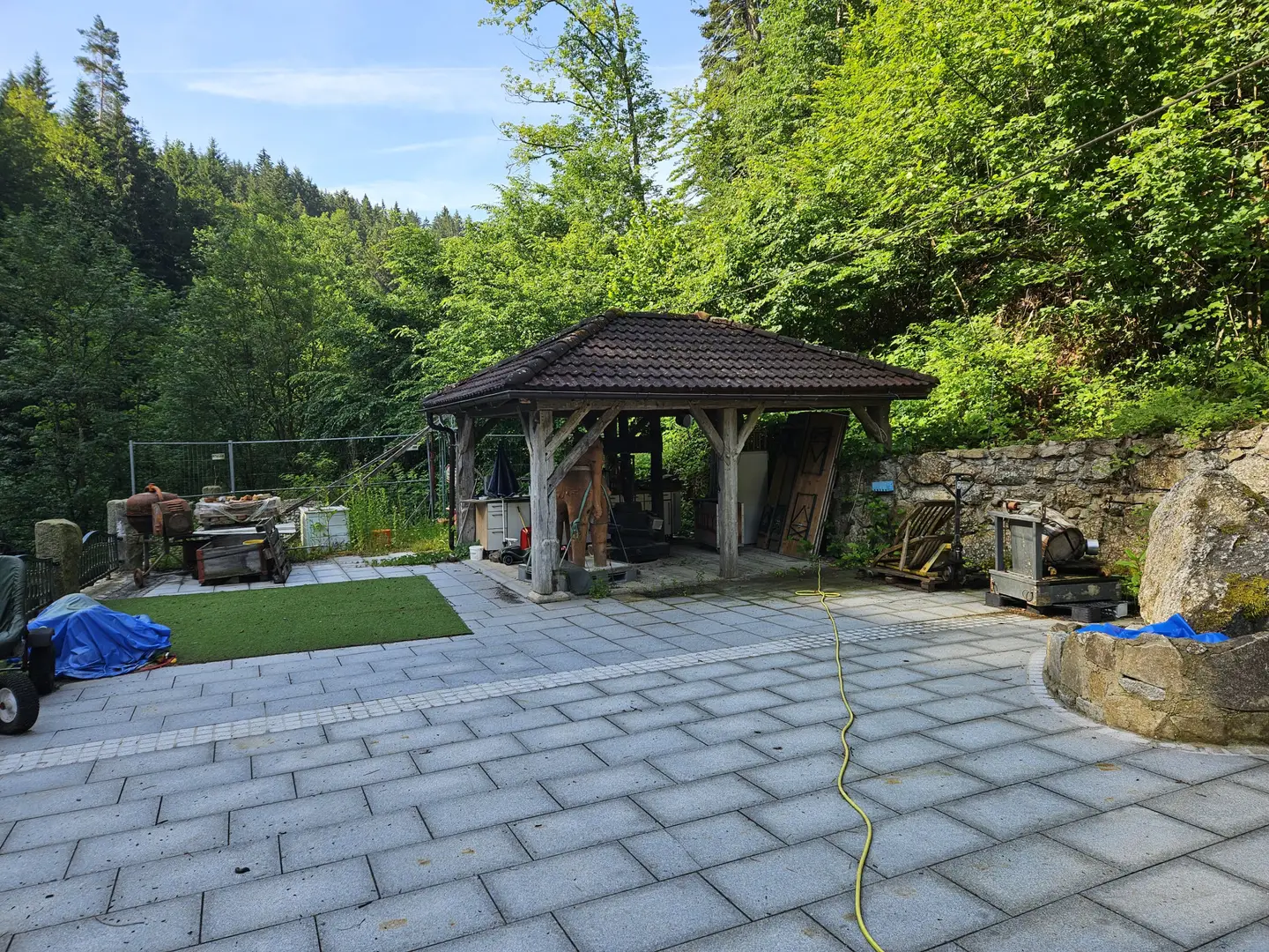 Gastgarten mit Pavillon und Spielplatz