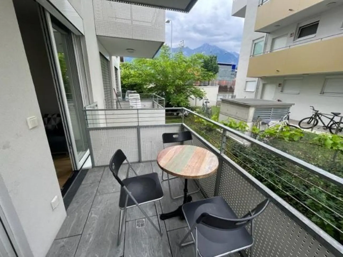 Möbliert gepflegte Wohnung mit Garage und Balkon