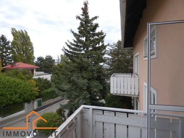 Wohnung in green setting with sunny balcony