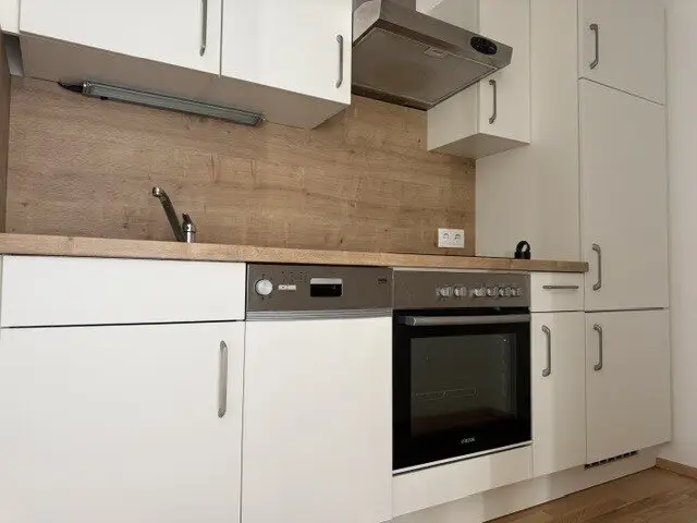 Charming light-filled attic apartment: 1 room, kitchenette, modern fittings, parquet, spacious bathroom, nicely renovated