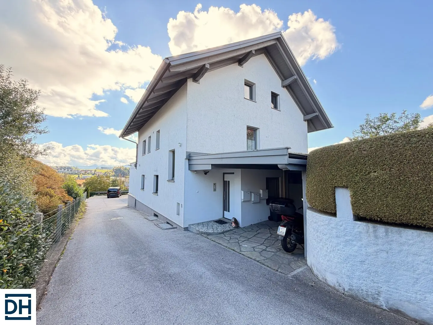 Mehrparteienhaus mit drei Wohnungen, Garten, Carport &amp; großzügigen Nebenflächen sowie Dachterrasse in Seekirchen