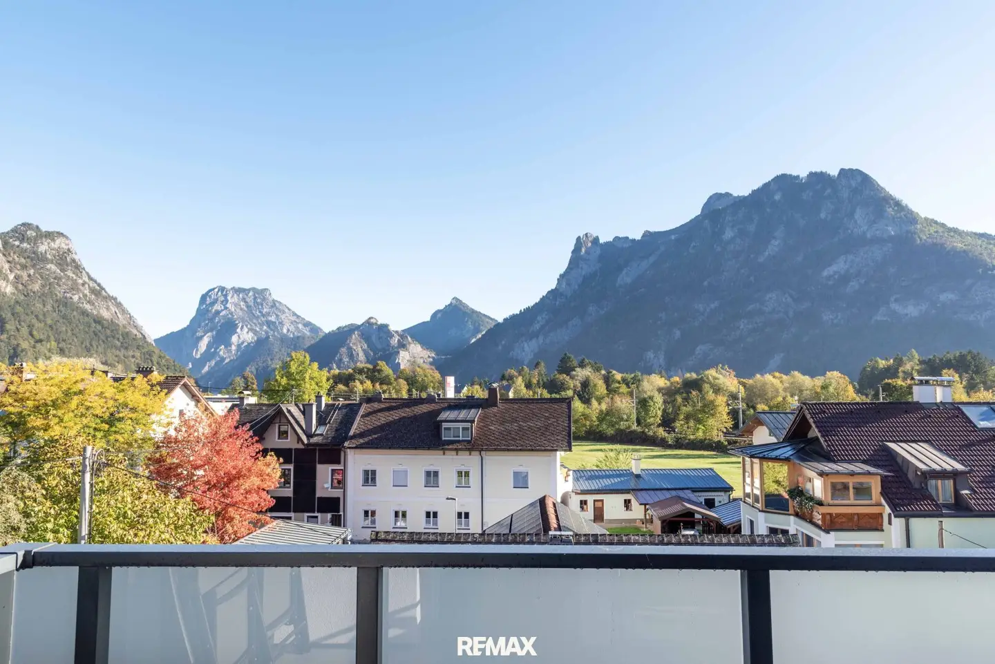 Über den Dächern von Ebensee: Neuwertige Traumwohnung mit Bergblick