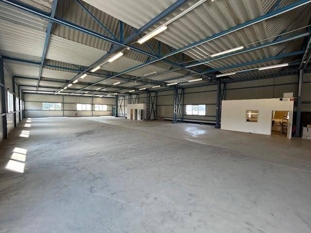 Hallen B Widmung  in Eggendorf    AKTUELL  frei.   670 m2 EG und 1500 m2 im Seitengeschoß