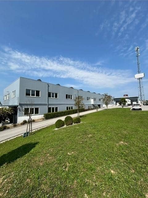 Hallen B Widmung  in Eggendorf    AKTUELL  frei.   670 m2 EG und 1500 m2 im Seitengeschoß