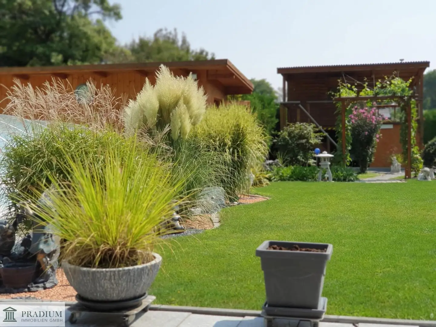 Sunny retreat near Vienna: plot with summer house and pool