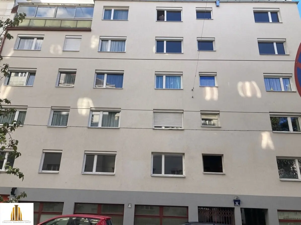 Dreamlike first occupancy after complete renovation: Spacious 4-room apartment with loggia