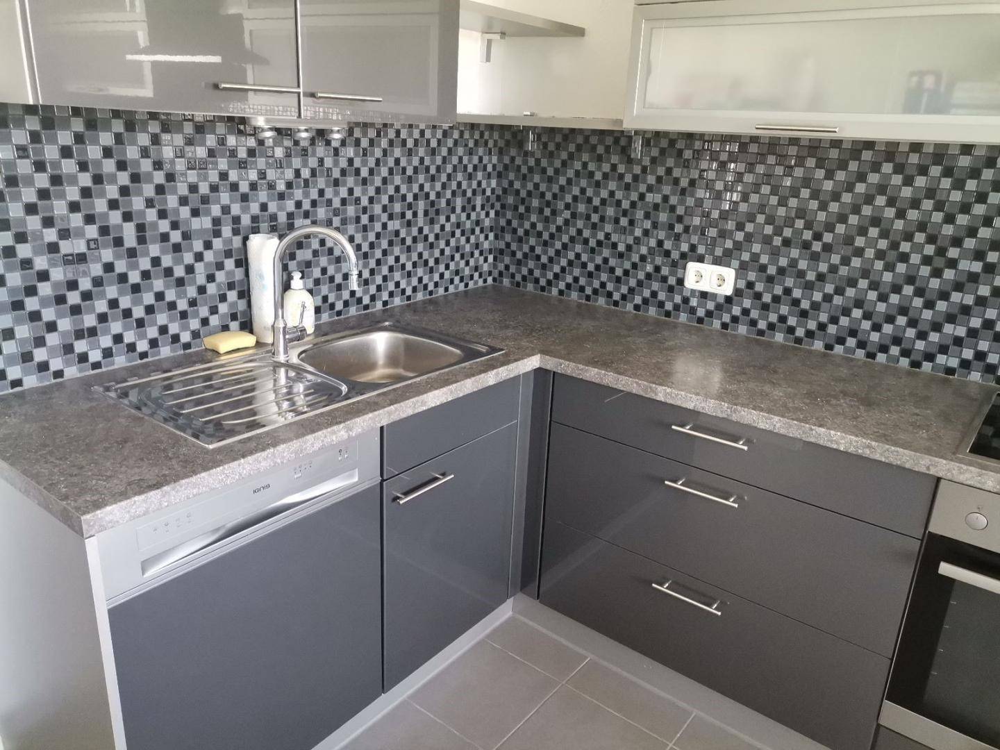 Renovierte Wohnung mit Loggia nahe der Straßenbahn