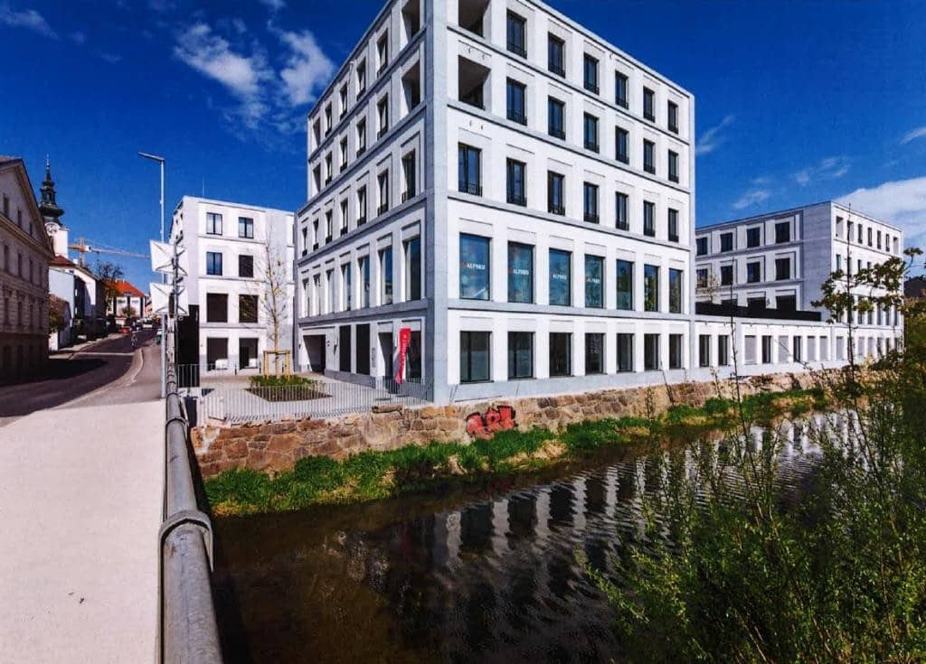 Retail space with generous sales area 900 m² and 220 m² storage in ONE available now
