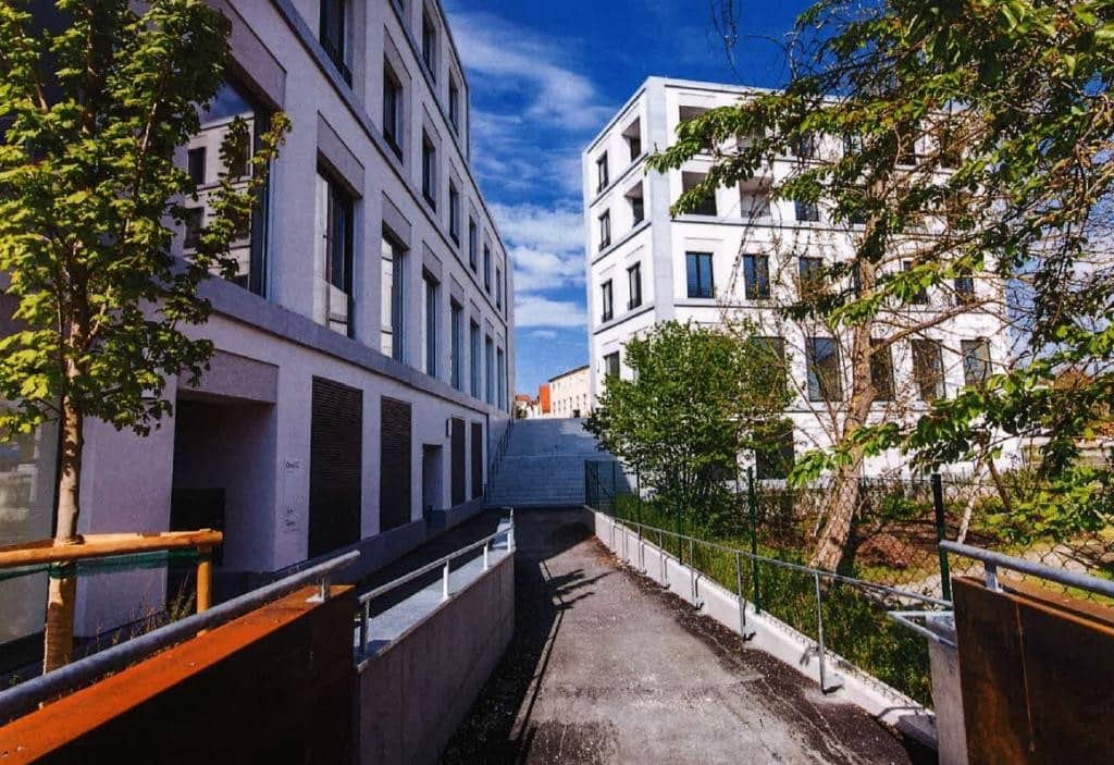 Retail space with generous sales area 900 m² and 220 m² storage in ONE available now