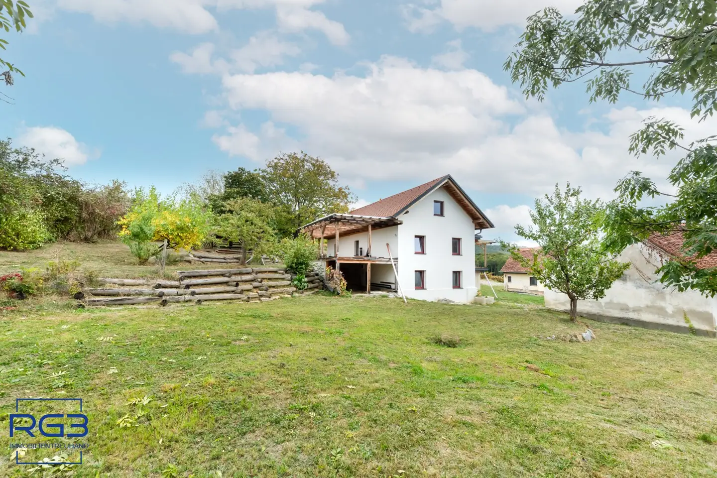Renovated country house in isolated location with 6,961 m² land, outbuildings and workshops