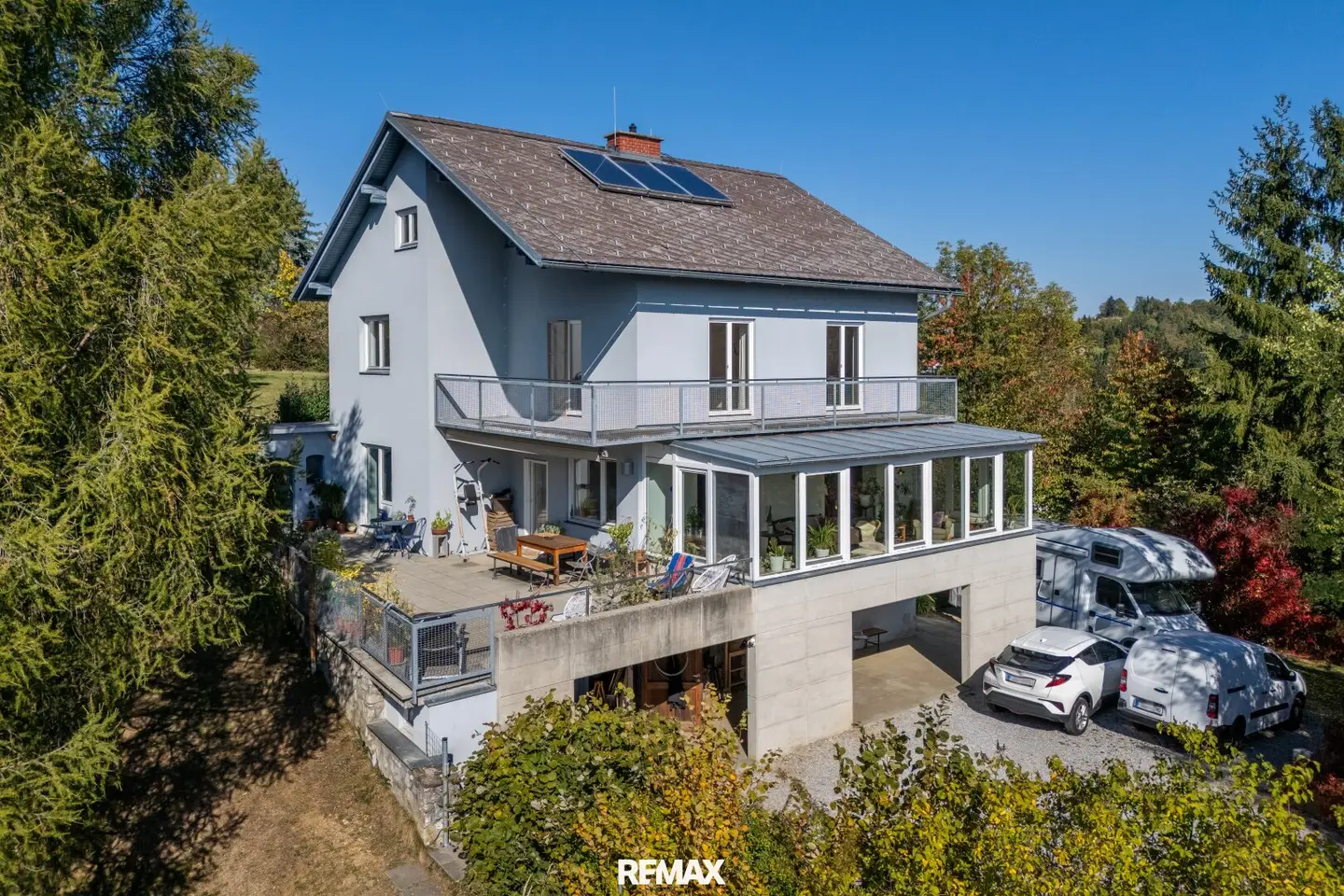 Haus mit Vorplatz