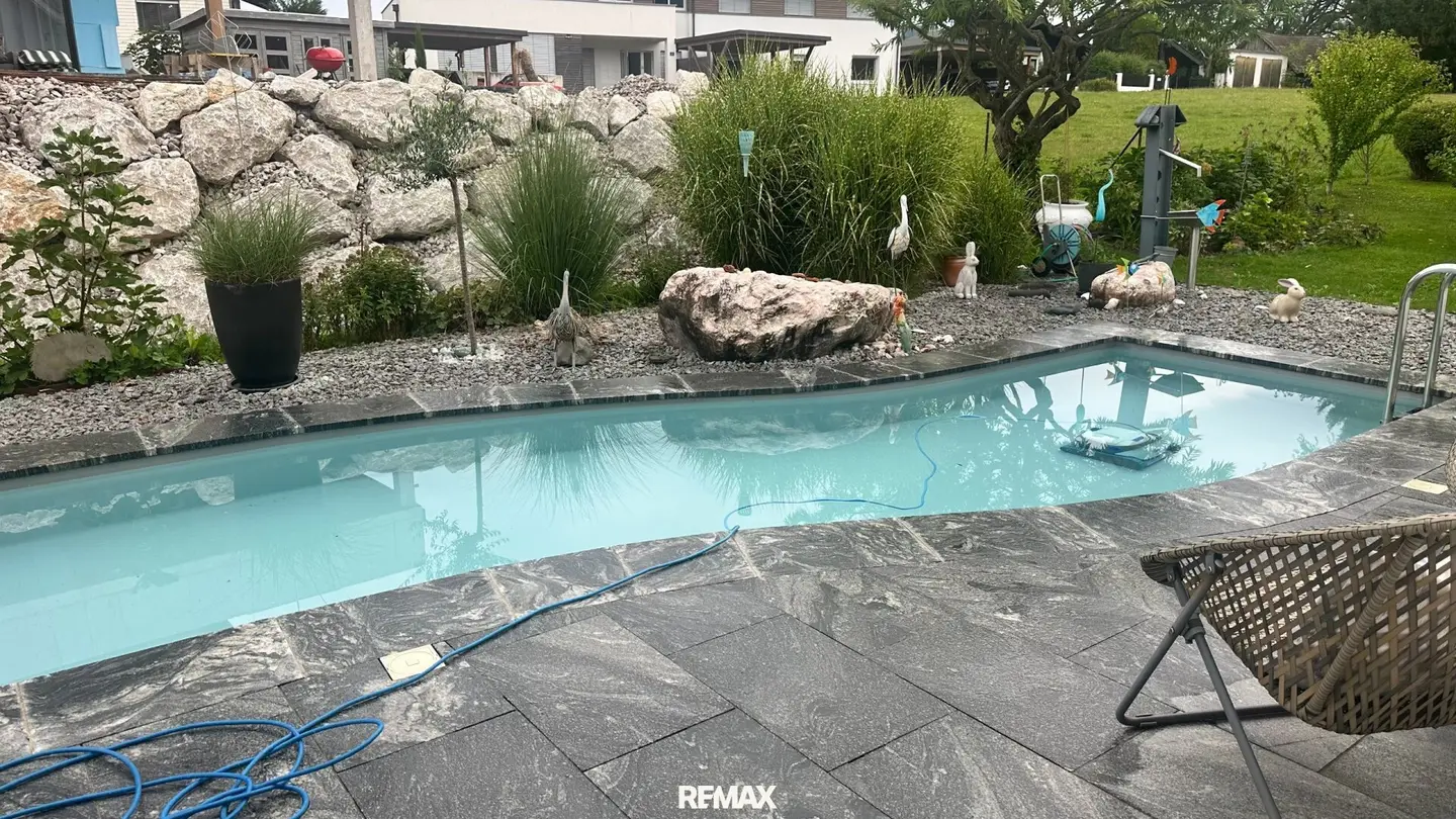 geschwungener Pool