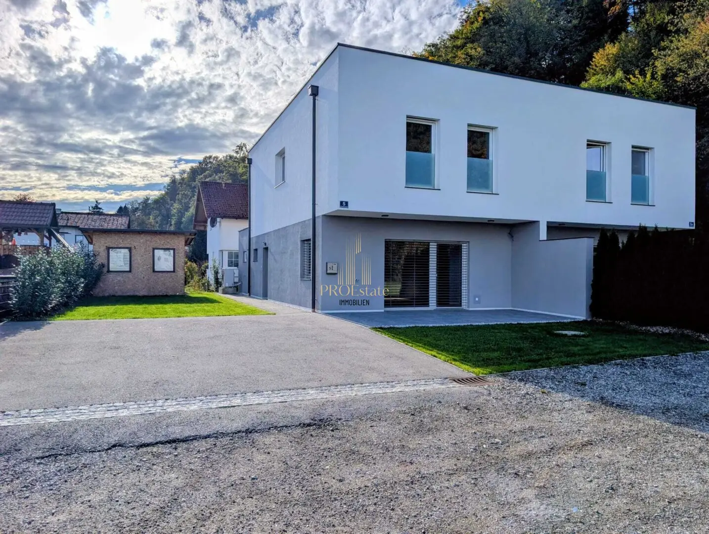 Modern semi-detached house with garden, garden shed and terrace in Attnang-Puchheim for €399,000 fixed price