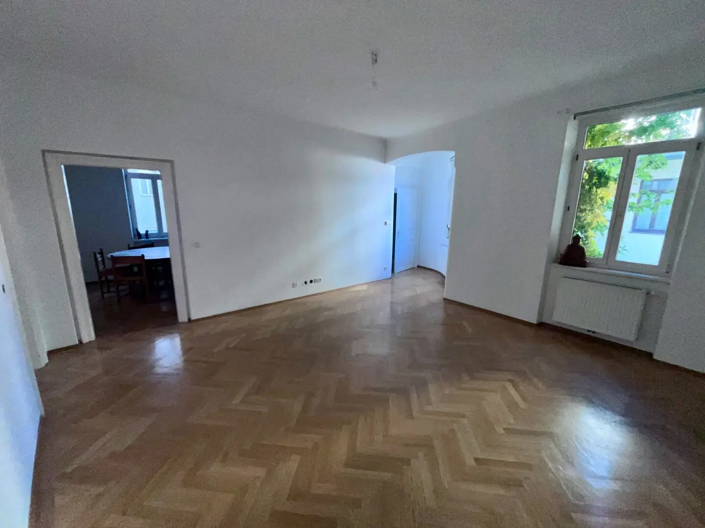 Between Mariahilfer Straße and Naschmarkt: Brilliant location - Brilliant period apartment