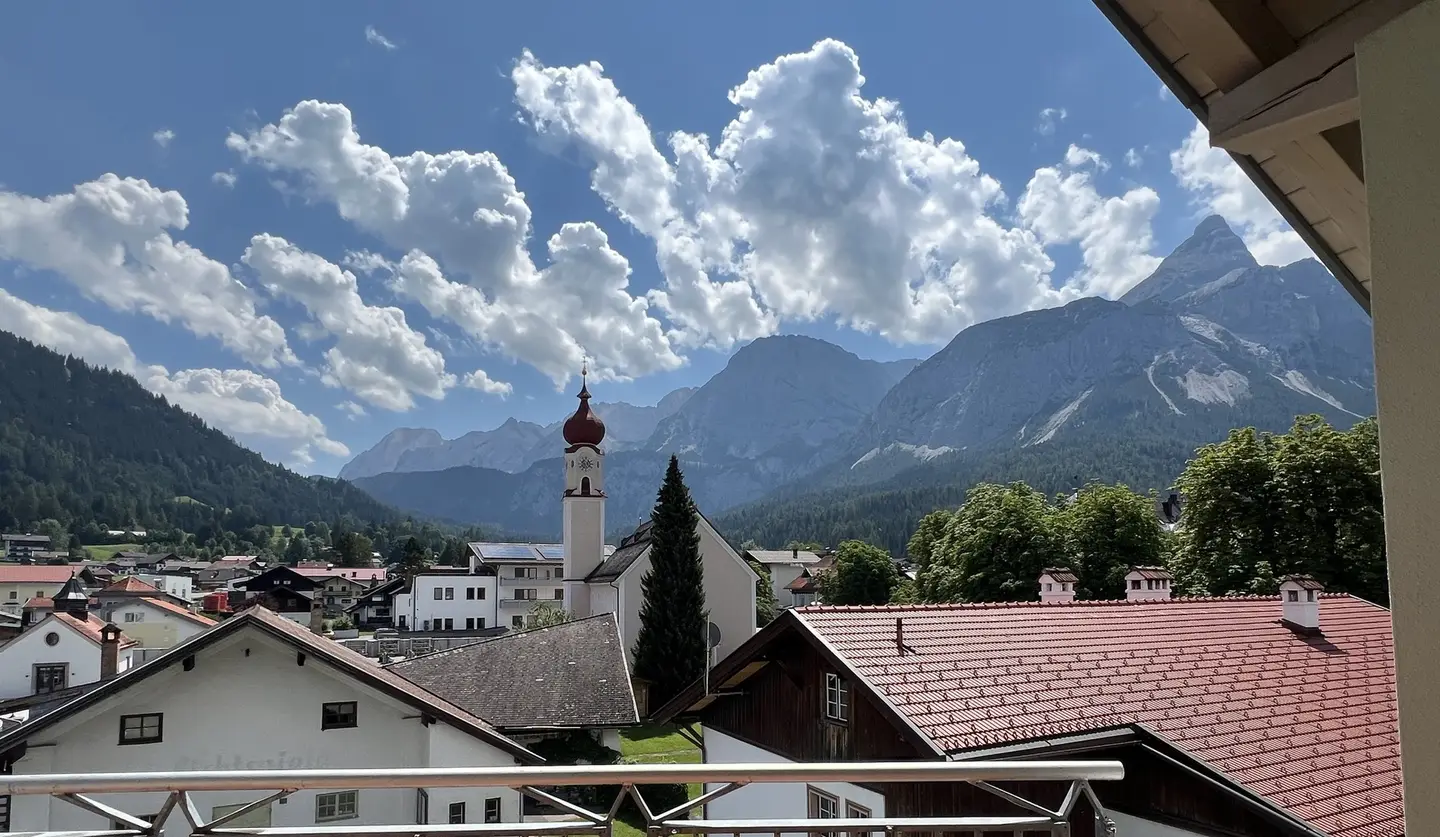 Möblierte Dachgeschosswohnung mit Zugspitzblick