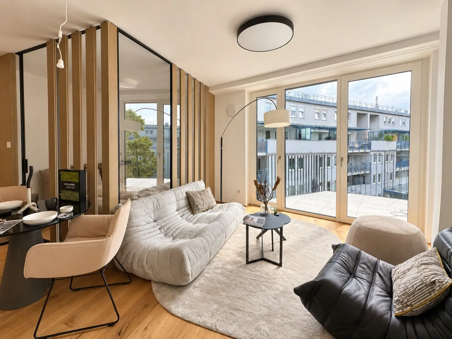 Moderner Luxus, historisches Flair – Erstbezug-Studio mit Balkon, Concierge &amp; Wellness