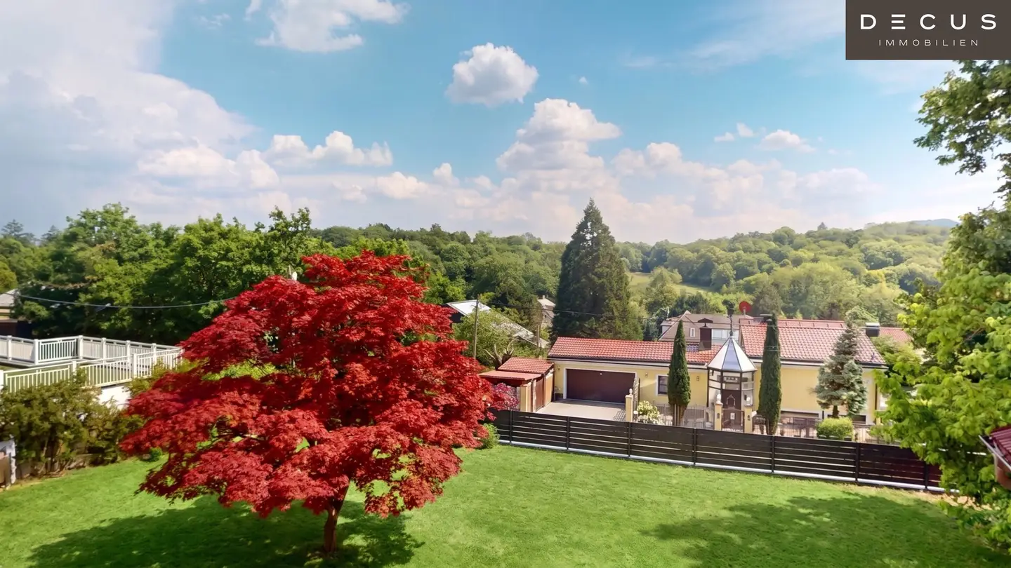 Building Plot in Sunny South-Facing Location with Distant View into the Green