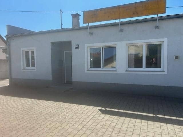 130 m² Büro modern  und  420 m²  Halle- Objekt 2 (das ist die rechte Seite) ab 1.10. verfügbar