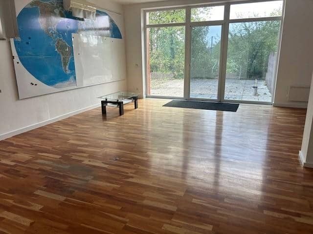 130 m² Büro modern  und  420 m²  Halle- Objekt 2 (das ist die rechte Seite) ab 1.10. verfügbar
