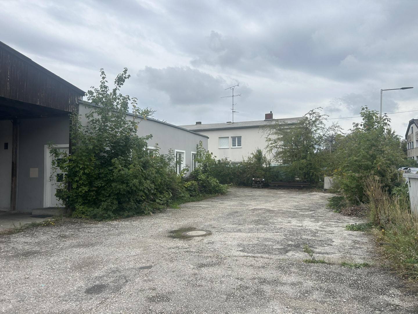 53 m2 Büro, 157m2 Halle,  150m 2 überdacht und 114 m2 nicht überdacht. OBJEKT 2