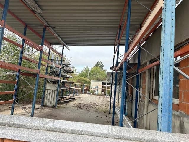 130 m² Büro modern  und  420 m²  Halle- Objekt 2 (das ist die rechte Seite) ab 1.10. verfügbar
