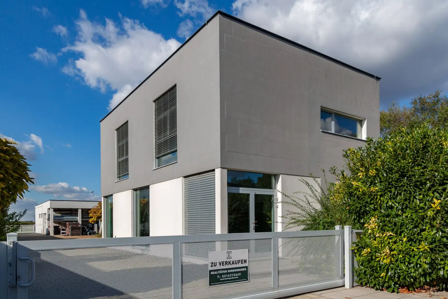 Zum Verkauf: Moderner Gewerbestandort mit Büro, Lager &amp; Verkaufsfläche in Mönchhof