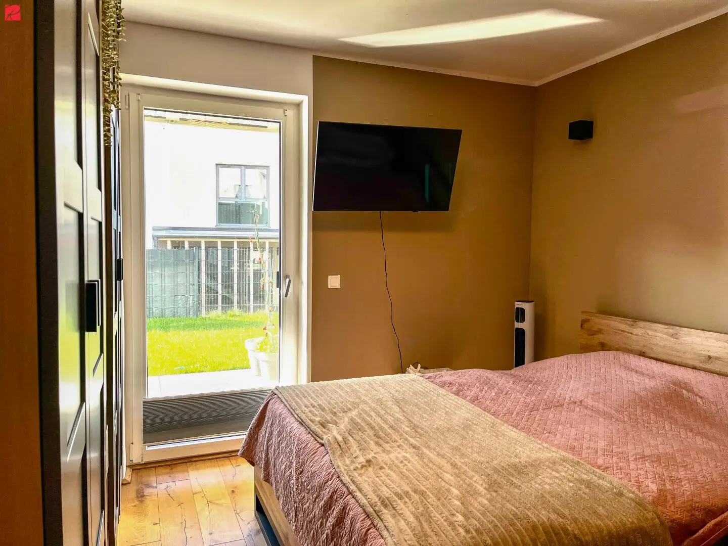 Schlafzimmer mit Zugang zur Terrasse und in den Garten