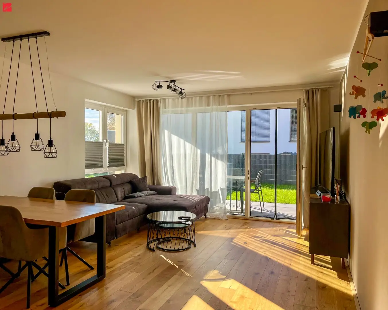Vom Wohnzimmer hinaus auf die Terrasse und in den Garten