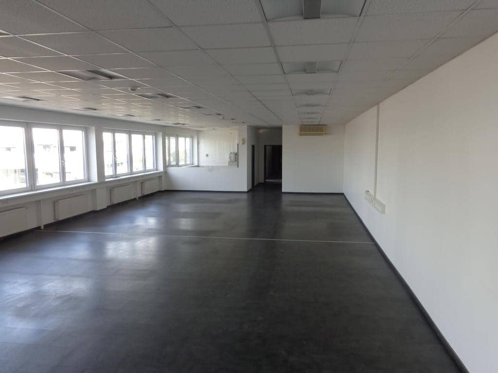 Großes, gut aufgeteiltes und helles Büro zu vermieten!   NEUER PREIS