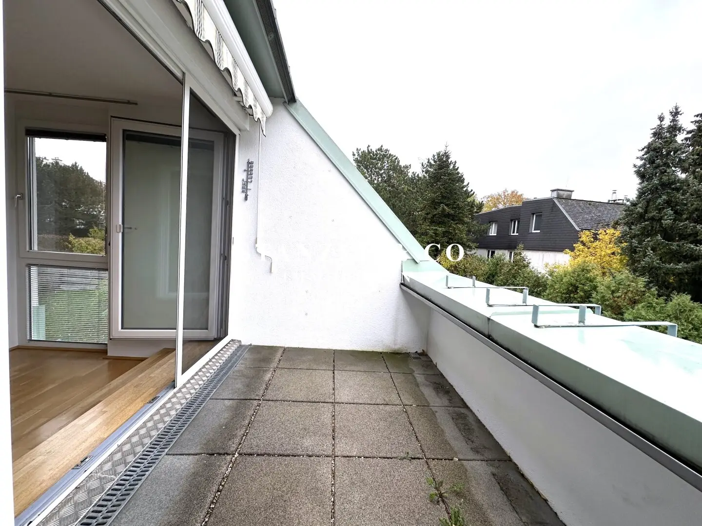 Sunny &amp; Modern Terrace Top Floor Apartment