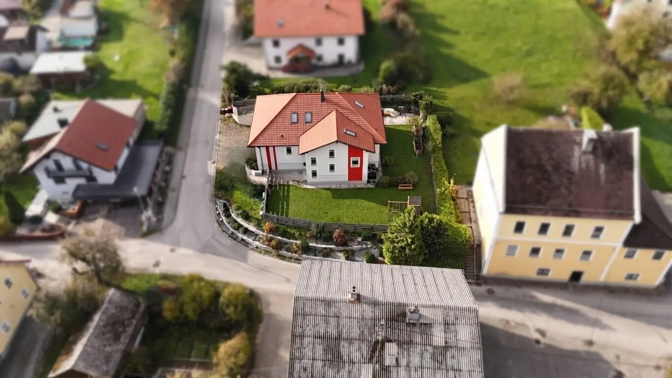 Großzügiges Mehrfamilienhaus mit 232 m² Wohnflächenpotenzial und 113 m² Kellerfläche – modernisiert und vielseitig nutzbar, Garten, Terrasse und 2 Garagen