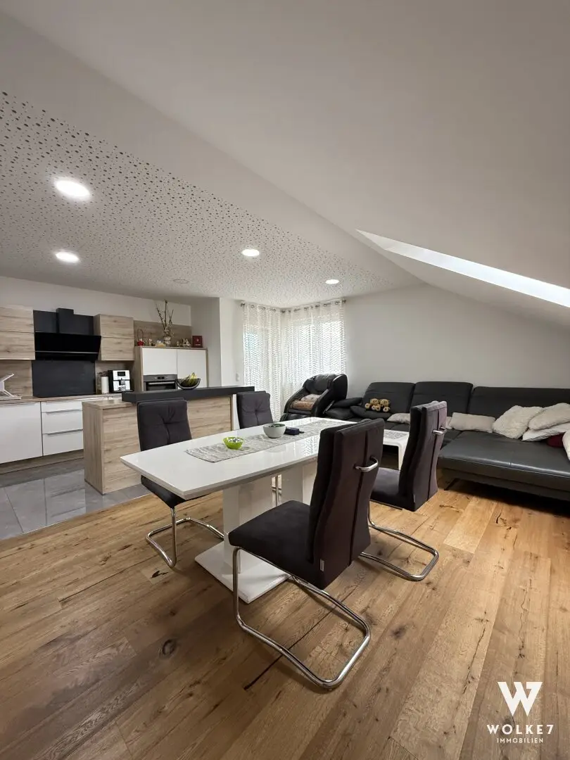 *SEIERSBERG-PIRKA* sehr gut aufgeteilte Dachgeschosswohnung mit Balkon und 2 Parkplätzen