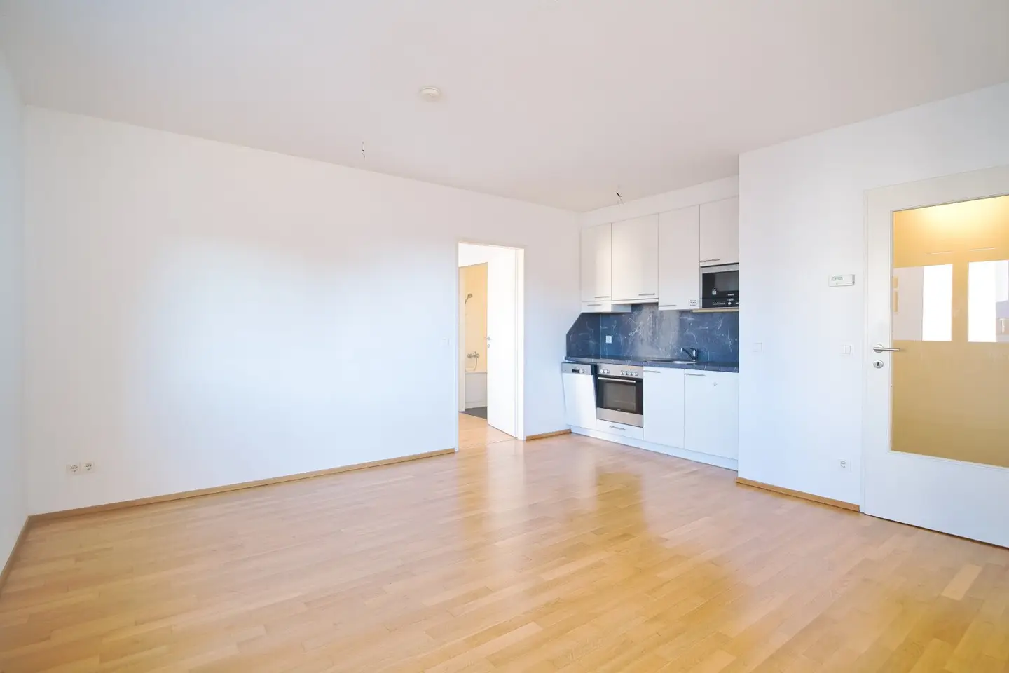 Zentral wohnen, ruhig entspannen: 2 Zimmer mit Westbalkon