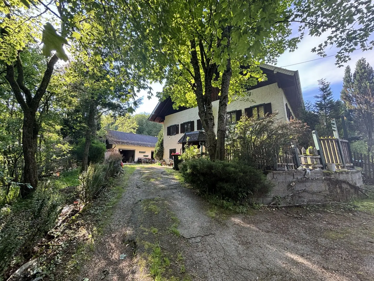 Großzügiges Liegenschafts-Ensemble am Fuße des Geinbergs und Häfelbergs nahe dem Attersee