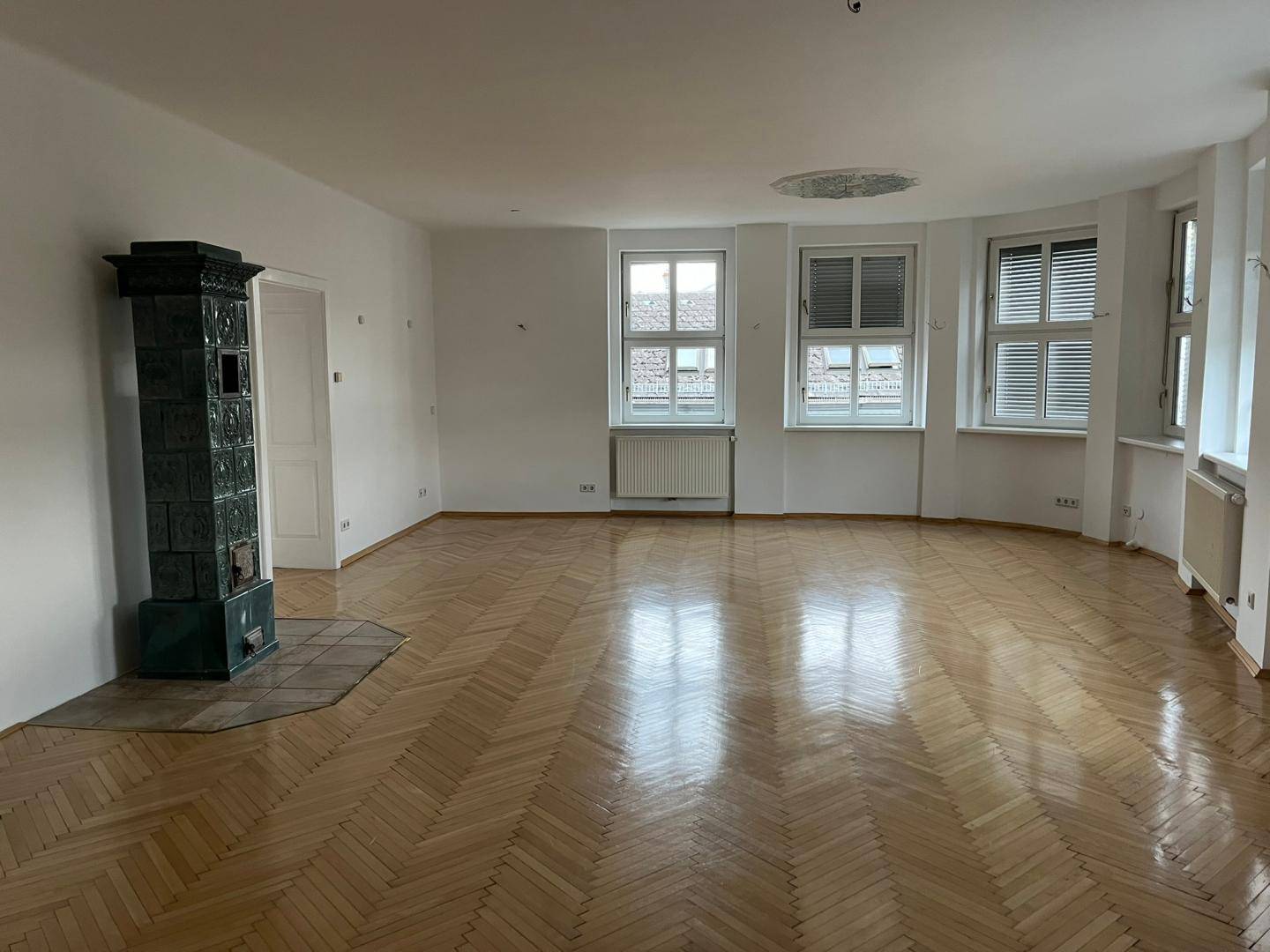 Central Linz living opposite Schillerpark