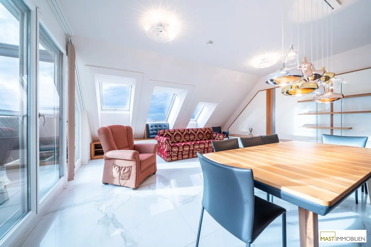 Wohnen mit Weitblick – großzügige Dachgeschoßwohnung mit ca. 31 m² Terrasse, direkt am Kagraner-Platz