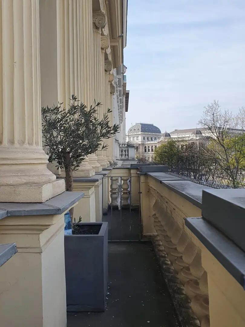Ausgesprochen repräsentatives und eindrucksvolles 3 Zimmer Büro mit Balkon