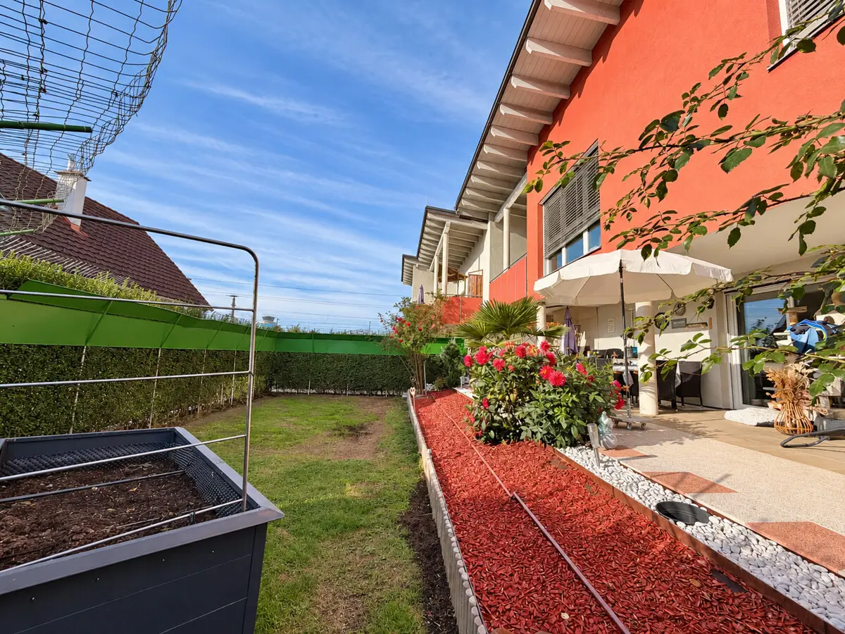 Erdgeschosswohnung mit sonnigem Eigengarten und Carport