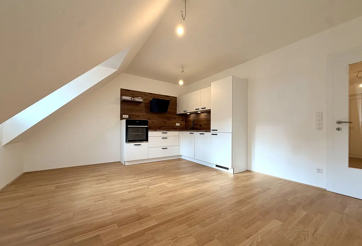 Central Dachgeschosswohnung with terrace and good connection to Graz