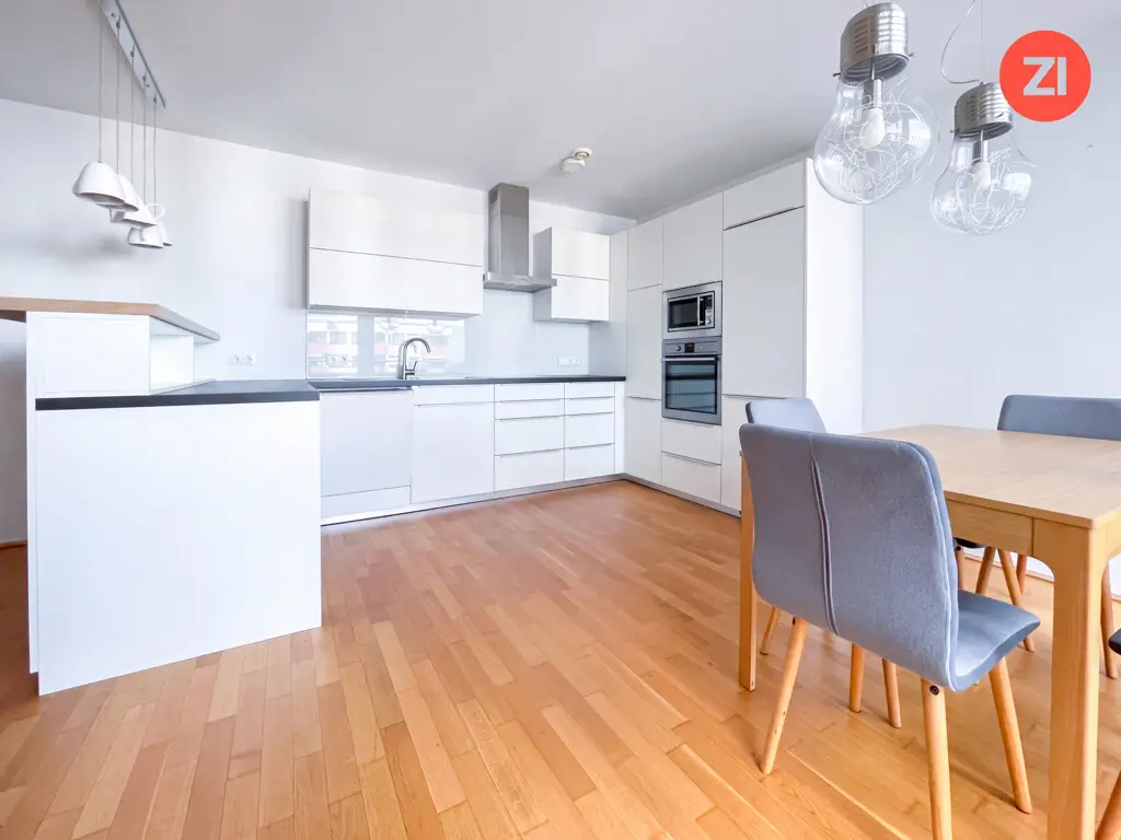 Großzügige teilmöblierte Wohnung mit Innenhofbalkon