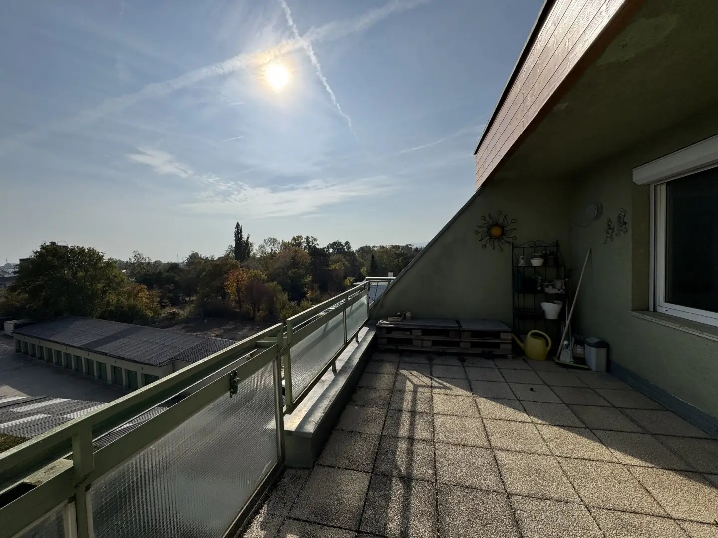 Helle Dachgeschoßwohnung mit unverbaubarem Blick ins Grüne und großer Terrasse