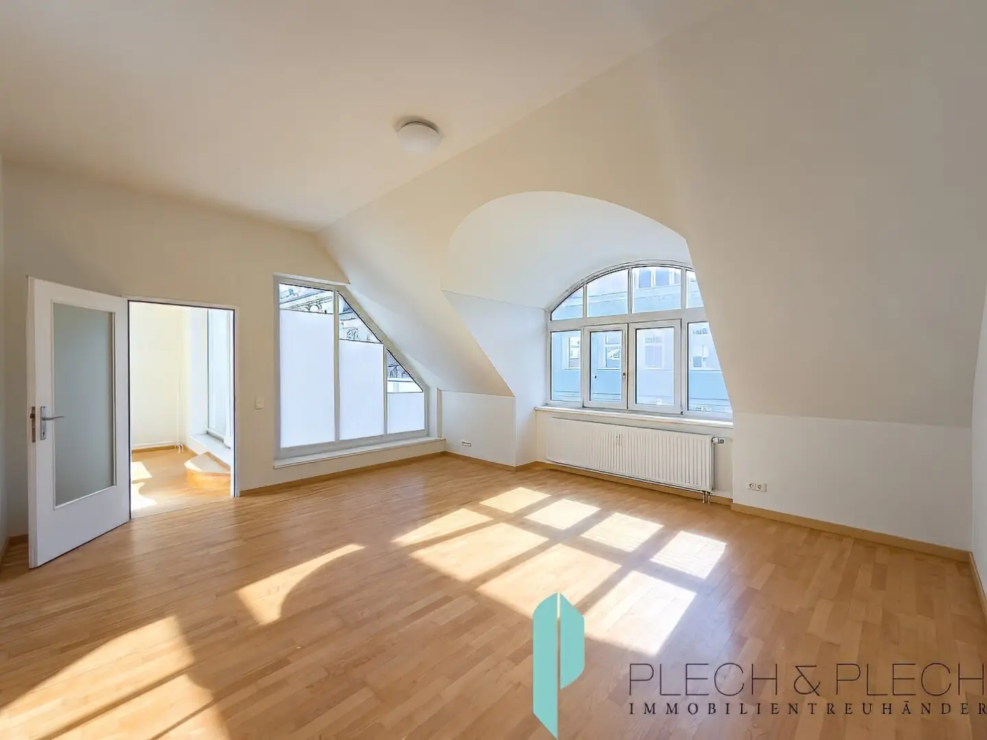 Schöne 2-Zimmer-DG-Wohnung mit Terrasse direkt am Margertenplatz / U4 Pilgramgasse
