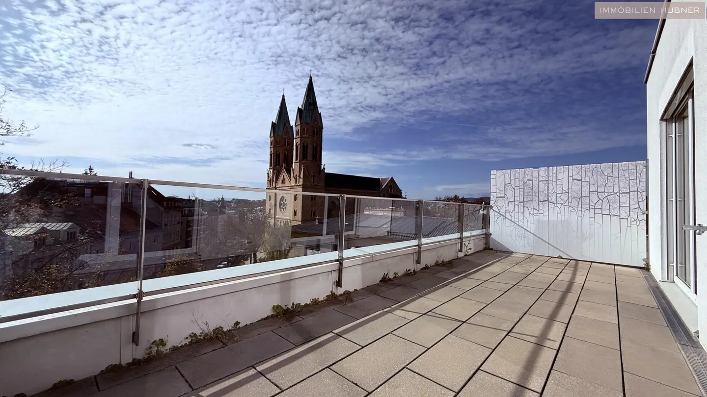 Dachgeschosswohnung mit großzügiger Dachterrasse und Klimaanlage