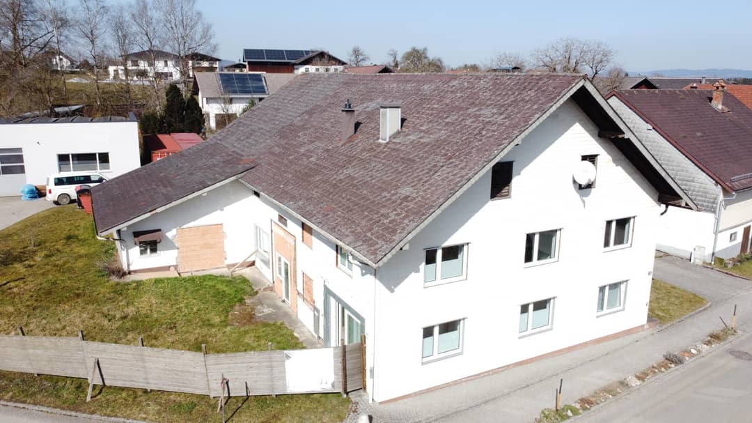 Zum Verkauf steht eine umfassend renovierte Immobilie, die ursprünglich als landwirtschaftliches Gebäude errichtet wurde. Die zentrale Lage zwischen der Autobahn A1 (Ausfahrt Sankt Georgen) und der Bundesstraße 1 (Vöcklamarkt) bietet Ihnen eine hervorragende Erreichbarkeit.

Derzeit wir das Haus als Handels/ und Servicebetrieb mit Werkstatt und Lager sowie zu Wohnzwecken genutzt.

Details zur Immobilie:

- Wohnfläche: Ca. 140 m² über 2 Geschoße komplett neu 
- Geräumiges, neu adaptiertes Büro und Schauraum mit WC, 56qm
- Lager: 53 m²
- Werkstatt: 82 m² im ehemaligen Stadel
- Gesamte Nutzfläche: 348 m²
- Dachboden: 182 m², ideal für den Ausbau weiterer Wohnräume
- Garage mit 12 qm
-Grundstück: 883 m², 

Kernsanierungsdetails: 

Im Jahr 2012 wurde das Innere der Immobilie vollständig renoviert, dazu gehören:

- Neue Fenster
- Estrich und Bodenbeläge
- Modernisiertes Badezimmer und WC und Infrarotkabine
- Neu gestaltete Einbauküchen
- 3 Schlafzimmer
- Neue Elektrikinstalationen
- Neue Gasheizung
- Wohnzimmer mit Gartenausgang Westseitig

Im Außenbereich sind noch weitere Arbeiten wie Fassade,Garten ev. Dach und Zufahrt ausständig!

Diese Immobilie bietet durch ihre vielseitige Nutzungsmöglichkeit – sei es für Wohnzwecke, Büroflächen oder Lager – eine hervorragende Zukunftchance. Nutzen Sie die zentrale Lage und die umfangreichen Möglichkeiten, die dieses Objekt zu bieten hat!

Energieausweis: HWB 162 abgelaufen und wird neu in Auftrag gegeben.

Wenn Sie Interesse haben, sollten Sie nicht zögern, sich für weitere Informationen oder eine Besichtigung zu melden.

Bei Fragen rufen Sie mich an oder schreiben Sie: 


Klaus Dämon 
Immobilienberater und Wohnraumspezialist in OÖ
Mobil: +43 (0) 681 – 20 44 8249
Mail: klaus.daemon@uno-immobilien.at  -  Website: www.uno-immobilien.at  

Uno Immobilien
Xuxa Immobilien GmbH  -  Kirchengasse 1  -  4061 Pasching
facebookFirmensitz und Gerichtsstand: Linz  -  Firmenbuchgericht Linz FN 256 171 y
Telefon: +43(7229) 70 533  -  Fax-DW: 10  -
Explizit weisen wir daraufhin, dass alle Angaben nach bestem Wissen erstellt wurden. Irrtümer, Druckfehler und Änderungen vorbehalten. Für Auskünfte u. Angaben die uns von Seiten der Eigentümer und Dritten zur Verfügung gestellt wurden, können wir keine Haftung übernehmen.
Vormerkungen, Besichtigungen u. Beratungen erfolgen kostenlos, lediglich im Falle einer erfolgreichen Vermittlung ist die gesetzliche Provision von 3% zzgl. 20% Ust. zur Zahlung fällig.Angaben gemäß gesetzlichem Erfordernis:
Heizwärmebedarf:186.0 kWh/(m²a)<br />