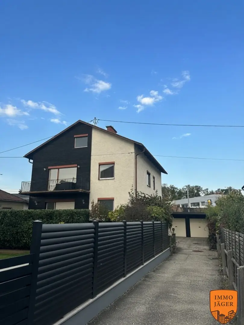 Versatile residential house with three living levels – ideal for large families, multi-generational living or investors!