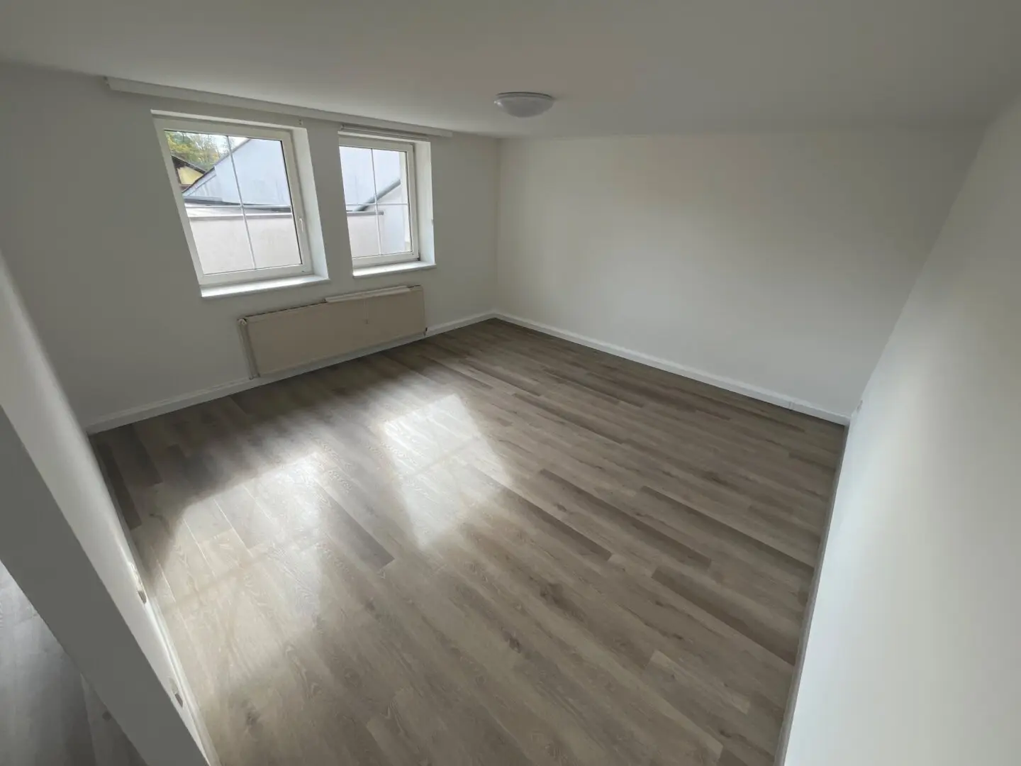 Schöne, renovierte 2-Zimmer Wohnung mit Einbauküche und Balkon im Zentrum von Andorf.