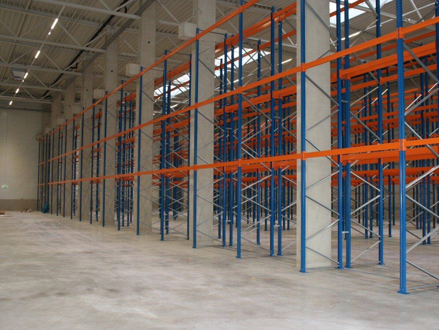 Loft apartment Spacious warehouse hall up to 8 m higha0