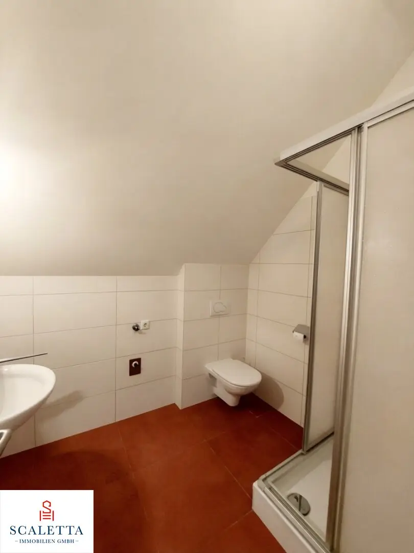 Praktisches Bad mit Dusche, WC und Waschmaschinenanschluss