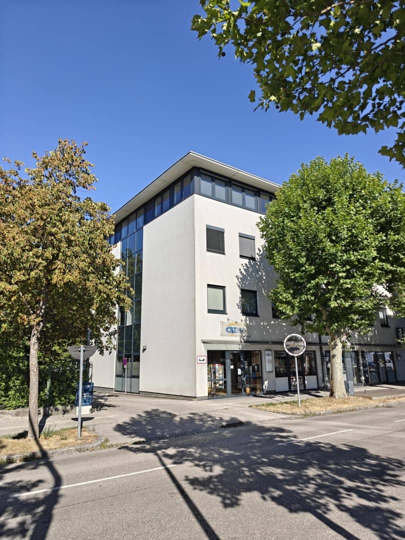 Apartment near train station with two garages